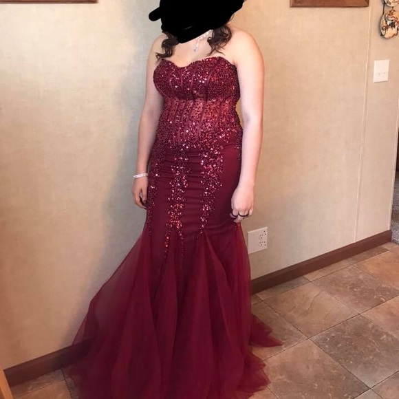 Red dress - Picture 2 of 2